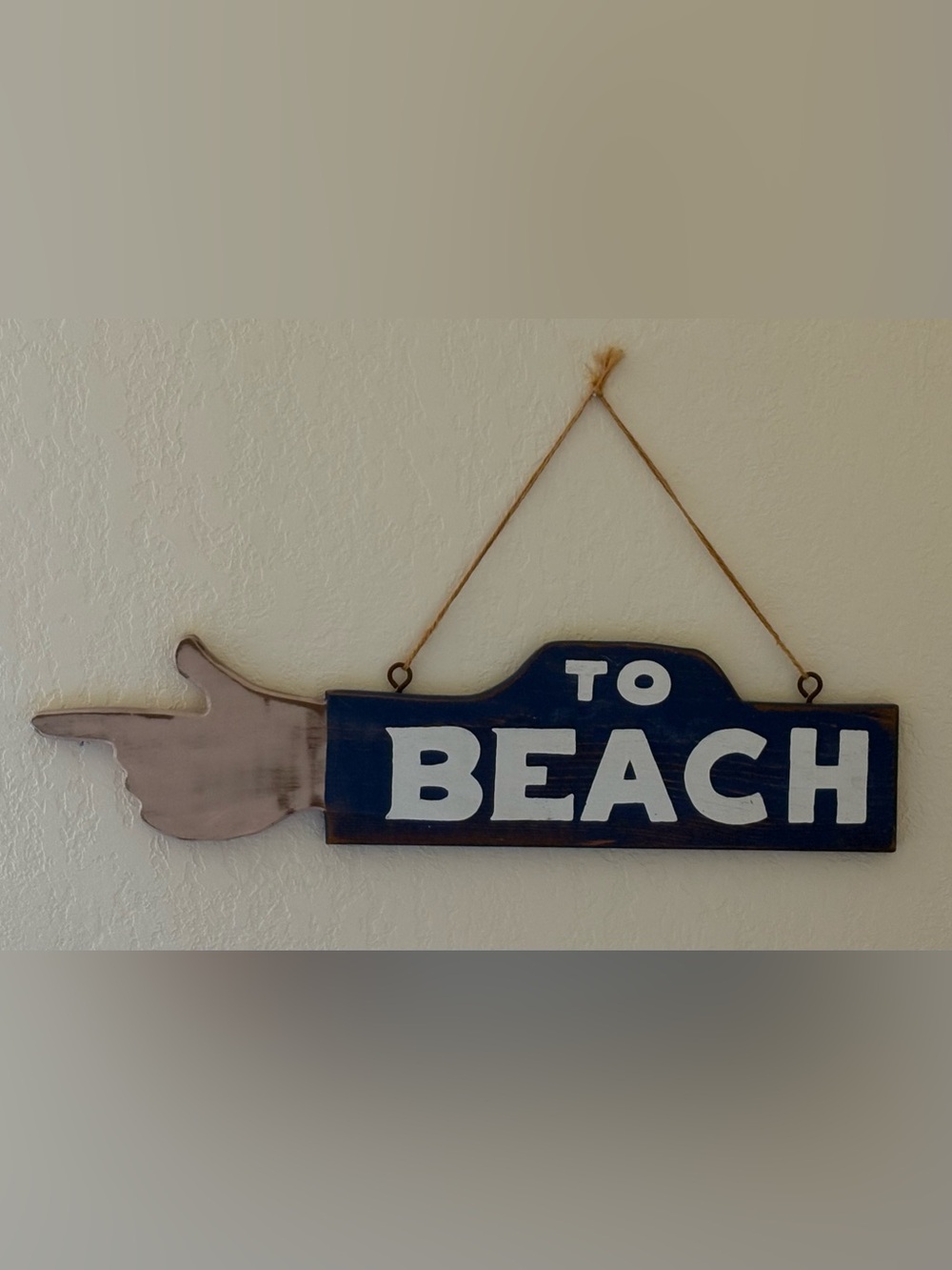 Rustic Coastal Wood ‘To Beach' Hanging Wall Sign - Blue and White